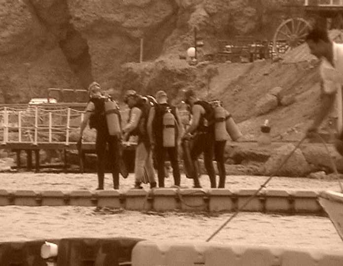 divers_walking