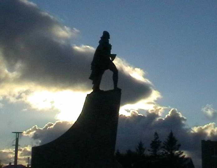 icelandstatuesunset
